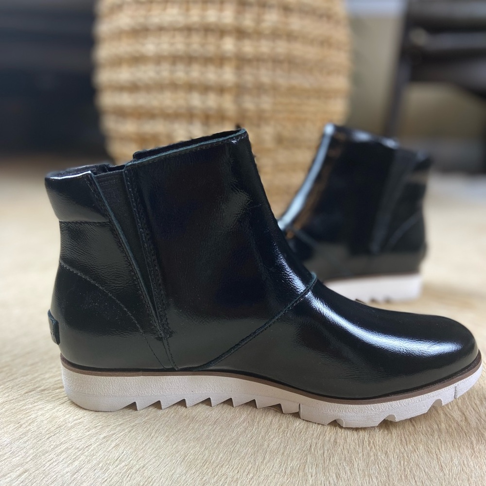 Sorel HARLOW zip booties, waterproof, black, size 8, new in box
